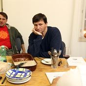 Praskni do bot HaH zkoumaji noveho kolegu